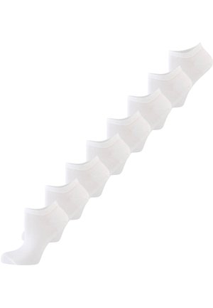 Zeven paar effen witte enkelsokken diagonaal gerangschikt op een witte achtergrond.