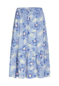 Fustă maxi florală de culoare bleu deschis, dintr-un material moale, cu un design în straturi, având mari modele de flori albastre și roz și o talie elastică.