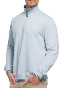 Sweat-shirt bleu clair à zip quart, avec poignets et ourlet côtelés. Dispose d'un logo subtil sur la poitrine et d'un col au design sportif.