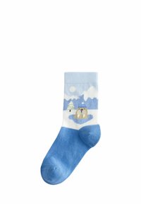 Lyseblå sokker med hvid kant, der viser en vinterscene: bjerge, en sol, et træ og to tegneserie-bjørne på is. Blødt strikmateriale.