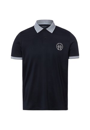 Polo bleu marine avec col et bord de manches gris clair, patte à deux boutons et logo de sport blanc sur la poitrine gauche.