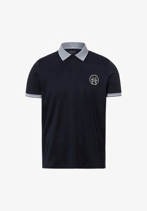 Marineblaues Poloshirt mit hellgrauem Kragen und Ärmelsaum, Zwei-Knopf-Leiste und weißem Sportlogo auf der linken Brust.