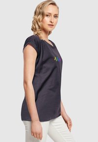 Merchcode HOPE RAINBOW EXTENDED SHOULDER  - Printtipaita - navy