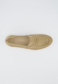 Mocassino in suede beige con dettagli perforati, imbottitura morbida e suola bianca flessibile bassa. Presenta un design decorativo cucito sulla tomaia.