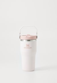 Mug isolé blanc avec un couvercle et une poignée rose, doté d'un rebord en métal. L'avant affiche le logo "STANLEY" en rose. Texture lisse.
