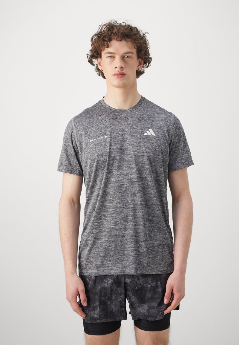 Grå kortermet treningstrøye med rund hals. Har teksten og logoen "Adidas Running" i hvitt, kombinert med mønstrede svarte shorts.