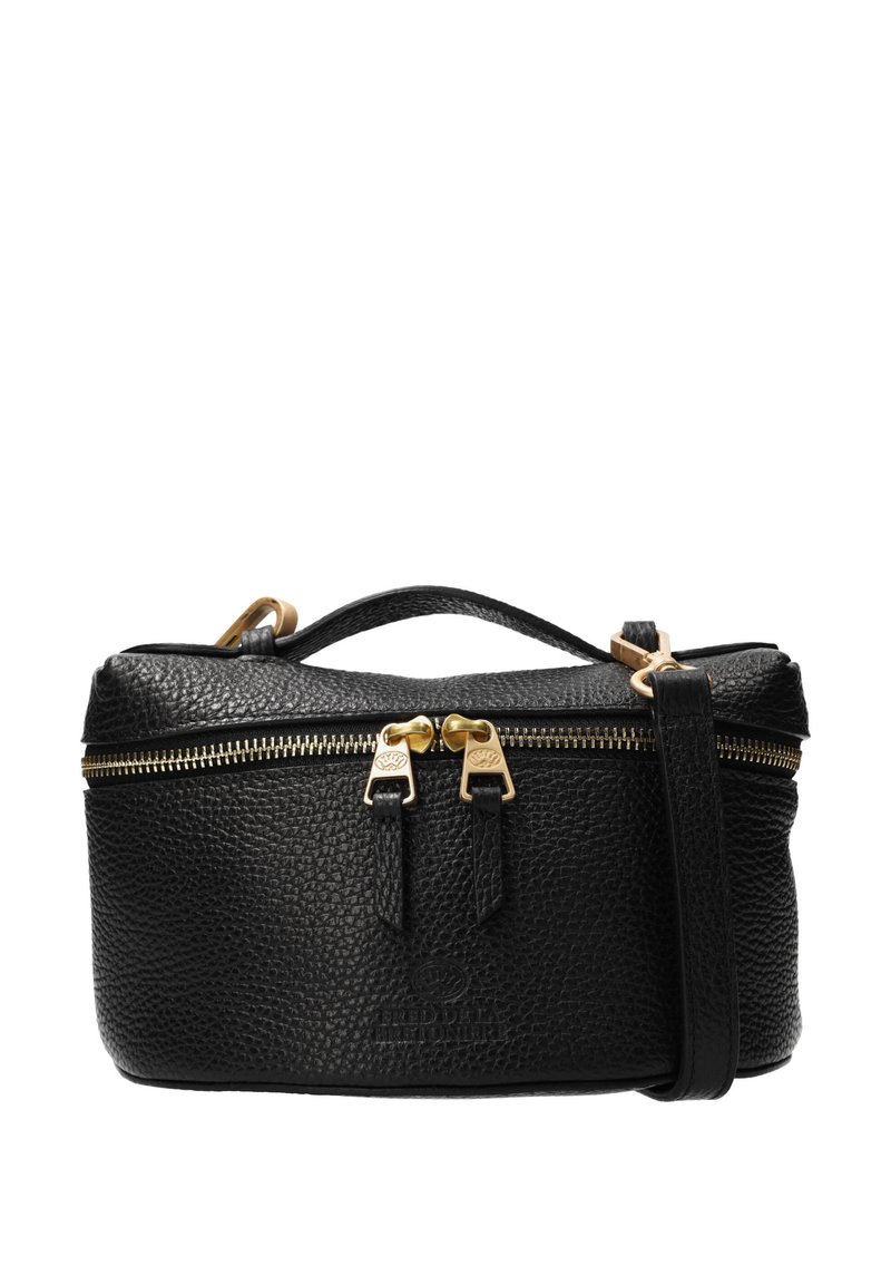 Czarna skórzana torba o teksturowanym wykończeniu, z podwójnymi zamkami błyskawicznymi, złotymi detalami oraz górnym uchwytem. Zawiera regulowany pasek dla większej wszechstronności.
