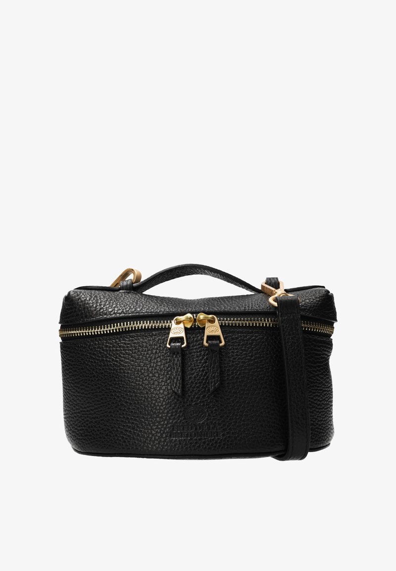 Czarna skórzana torba o teksturowanym wykończeniu, z podwójnymi zamkami błyskawicznymi, złotymi detalami oraz górnym uchwytem. Zawiera regulowany pasek dla większej wszechstronności.