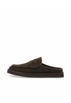Mocassin en suède marron foncé à enfiler avec dos ouvert et semelle plate basse, présenté en vue de profil sur fond blanc.