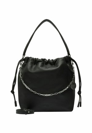 Borsa in pelle nera con parte superiore arricciata, decorazione con catena argento, tracolla regolabile e lati con coulisse su sfondo bianco.