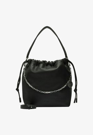 Borsa in pelle nera con parte superiore arricciata, decorazione con catena argento, tracolla regolabile e lati con coulisse su sfondo bianco.