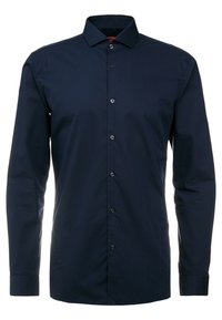 Camisa de manga larga azul marino hecha de tela suave, con frente abotonado, cuello puntiagudo y puños con bordes redondeados.