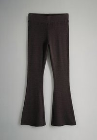 Pantaloni negri de yoga evazați, din țesătură texturată. Talie înaltă, strâmți pe coapse, cu deschideri largi la picioare. Suprafață netedă, cusături minimale.