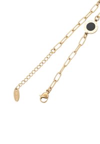 Collana in oro con maglie ovali, dotata di un elemento di accento rotondo e nero e di un gancio a moschettone. Etichetta incisa vicino al gancio.