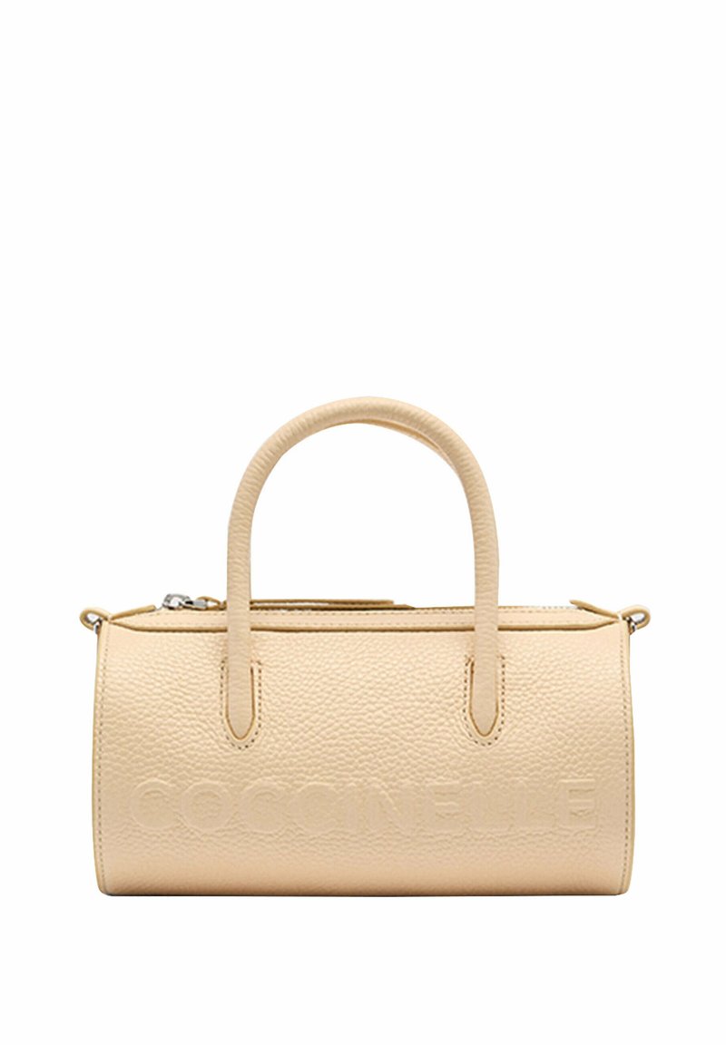 Beżowa skórzana torba na ramię o teksturowanym wykończeniu. Posiada dwa krótkie uchwyty oraz wytłoczony na froncie nazwę marki. Zamek błyskawiczny u góry.