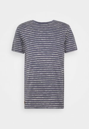 Granatowy T-shirt z krótkim rękawem z białymi poziomymi paskami oraz małym geometrycznym wzorem diamentu na całym materiale.