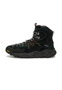Stivale da trekking impermeabile nero con lacci grigi, suola spessa maculata, occhielli in metallo, cuciture multicolore e logo Vibram sulla punta.