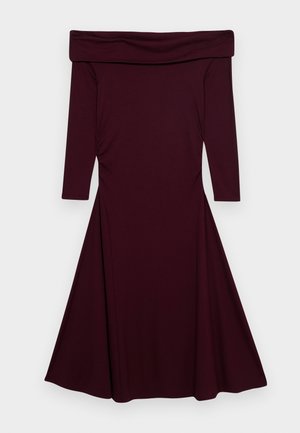 Robe bordeaux à épaules dénudées avec des manches trois-quarts, corsage ajusté, jupe évasée et détails froncés sur les côtés, fabriquée en tissu extensible.
