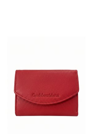 Portafoglio compatto in pelle rossa con chiusura a patta, con nome del marchio Gian Marco Venturi impresso sul davanti.
