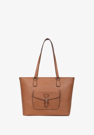Tote bag van tan leer met dubbele handvatten, voorzak met klep en accenten van zilverkleurig metaal. Gladde textuur met gestikte details.