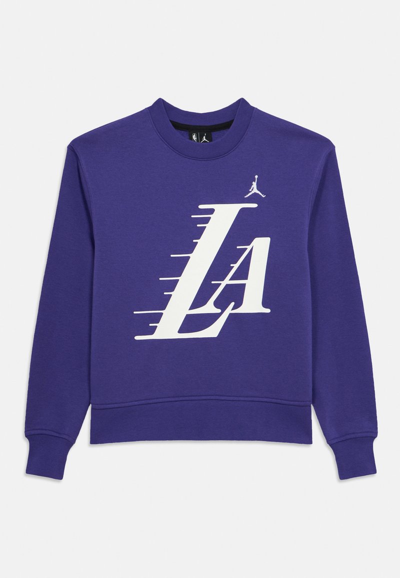 Sudadera morada con un gran gráfico blanco de "LA" con líneas de velocidad y un pequeño logo de Jumpman en la esquina superior izquierda. Tela suave, cuello redondo.