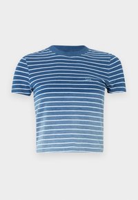 Niebieska w paski koszulka T-shirt z krótkim rękawem i podwójnym kołnierzykiem, z poziomymi paskami w różnych odcieniach niebieskiego oraz małym logo na klatce piersiowej.