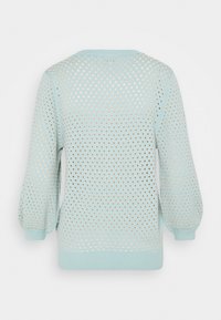 Pull en maille bleu clair avec motif en treillis, manches longues bouffantes, poignets et ourlet côtelés, présenté à plat sur fond blanc.