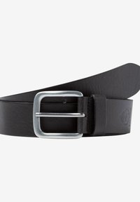 Schwarzer Leder Gürtel mit einer rechteckigen silbernen Metallschnalle. Glatte Textur, sich verjüngendes Design und geprägtes Logodetail am Riemen.