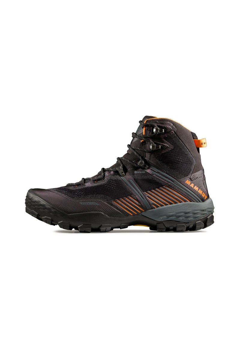 Czarne buty trekkingowe z pomarańczowymi akcentami, górna część z teksturowanej tkaniny, gumowa podeszwa i średnia konstrukcja. Posiada sznurówki i wyściełany kołnierz dla wsparcia.