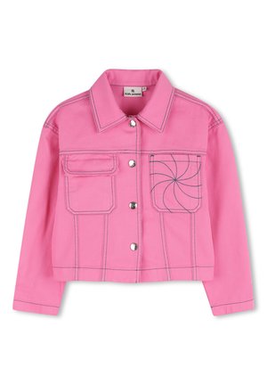 Veste courte rose vif avec boutons-pression argentés, deux poches avant, et motif tourbillonnant cousu en foncé sur la poche droite.
