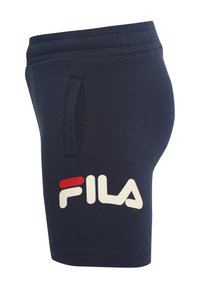 Pantaloni corti blu navy realizzati in tessuto morbido, con una tasca laterale e un logo Fila bianco prominente con accenti rossi sulla gamba sinistra.
