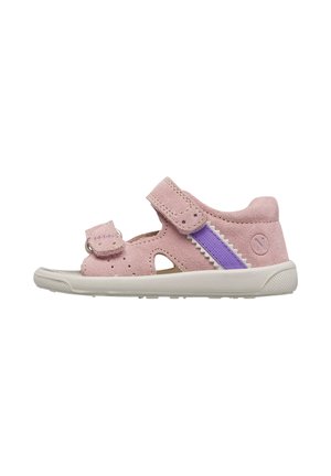Sandalo rosa per bambino piccolo con due cinturini regolabili, dettaglio elastico laterale viola e suola in gomma bianca su sfondo bianco.