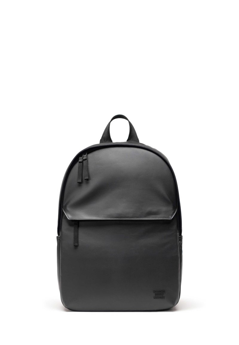 Sac à dos en cuir noir, de forme arrondie, avec fermeture à double zip, poche frontale et anse supérieure. Texture lisse avec un détail de logo embossé.