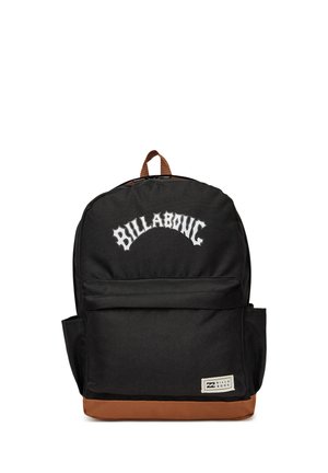 Sort Billabong rygsæk med brun bund, front lynlåslomme, sidelommer, top håndtag og hvidt logo tekst på fronten.