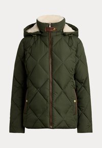 Prešívaná zelená pufová bunda s kapucňou podšitou umelou kožušinou, zipsom vpredu a hnedými koženými akcentmi na golieri a vreckách.