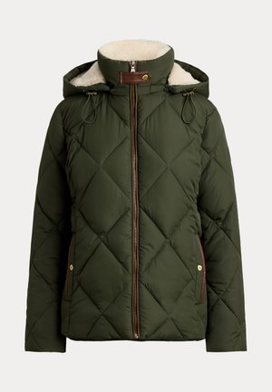 Pildīta zaļa pūkaina jaka ar mākslīgā kažoka odere kapuci, ar rāvējslēdzēju priekšā un brūnas ādas akcentiem apkaklē un kabatās.