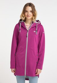 Jachetă lungă de ploaie violetă cu glugă gri, fermoar frontal, două buzunare laterale și șnururi colorate. Textură moale și accente cu nasturi.