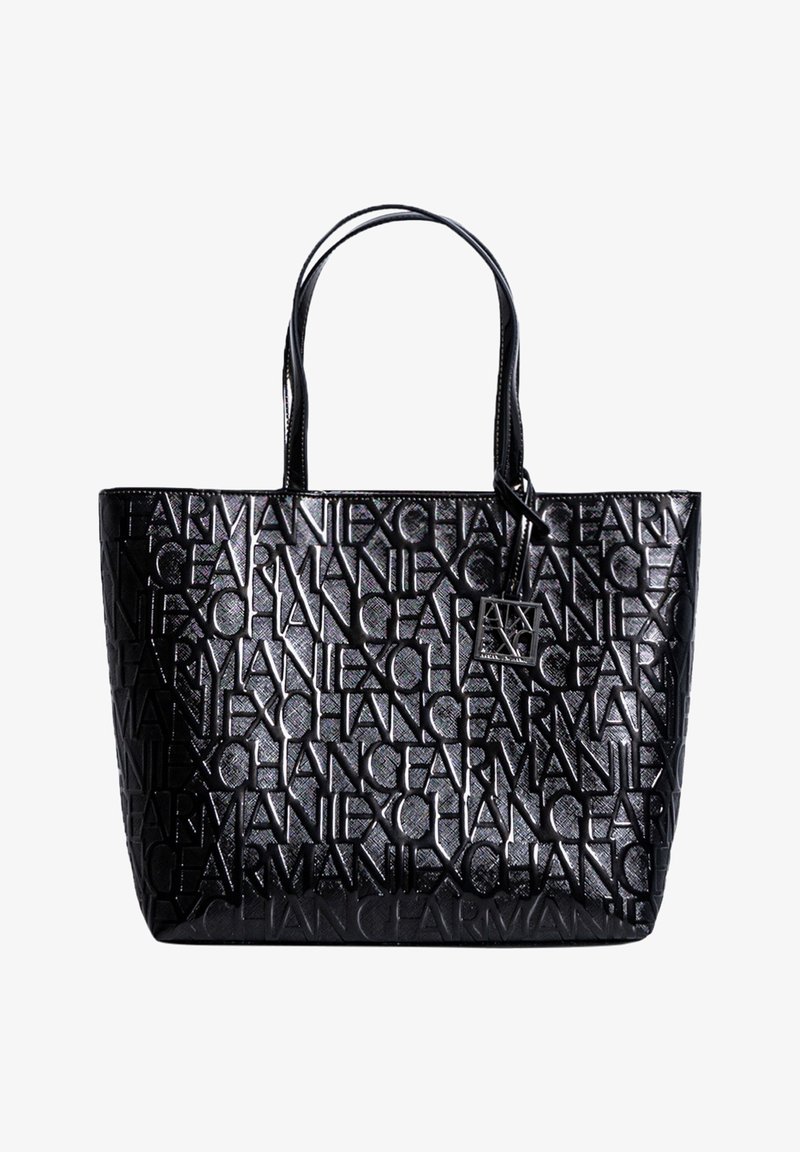 Sac cabas en cuir noir avec texte en relief répété "Armani Exchange" et deux anses, avec une petite étiquette logo carrée.