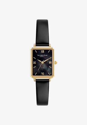 Rechthoekig horloge met gouden kast, zwarte wijzerplaat, gouden Romeinse cijfers, zwart leren band en "Victoria Hyde London" merk op de wijzerplaat.