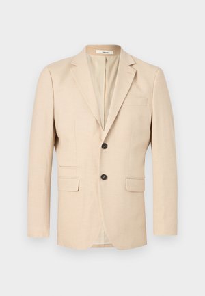 Sacou bej pentru bărbați cu două nasturi, cu revere cu decupaj, buzunar la piept și două buzunare cu clapetă, expus pe un fundal simplu, deschis la culoare.