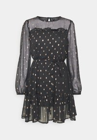 Μαύρο φόρεμα με μακριά διάφανα μανίκια, υφασμάτινη υφή, χρυσές βούλες, ριχτό ντεκολτέ και λεπτομέρεια με ζώνη στη μέση. Φόρεμα με κλιμακωτό στρίφωμα.