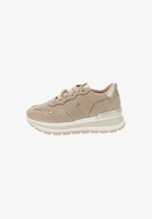 Beżowe sneakersy z mieszanką gładkich i zamszowych materiałów. Posiadają grubą, białą podeszwę oraz dekoracyjne akcenty w postaci sznurowadeł. Subtelne logo po boku.