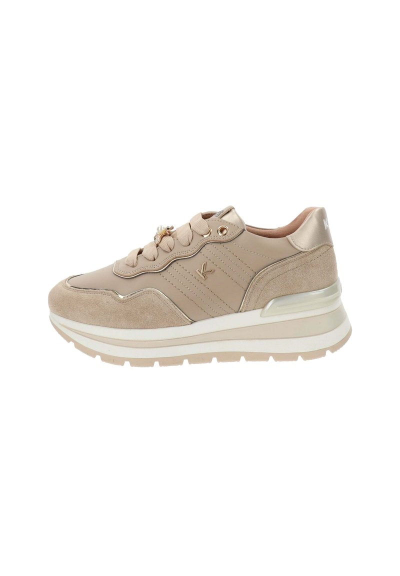 Sneaker beige con una combinazione di materiali lisci e scamosciati. Presenta una suola bianca spessa e accenti decorativi in pizzo. Branding sottile sul lato.