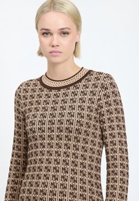 Maglia a maniche lunghe in maglia con motivo logo ripetuto marrone e beige, scollatura rotonda e tessuto testurizzato con bordi a contrasto.