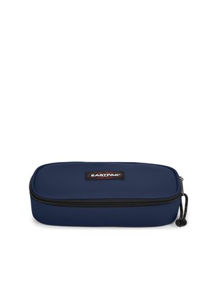 Trousse à crayons rectangulaire bleu foncé avec une fermeture éclair noire et un patch logo Eastpak sur le dessus, présentée fermée sur fond blanc.
