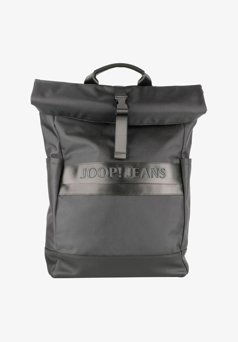 Zwarte rugzak van een gestructureerd, waterafstotend materiaal. Rol-top sluiting, voorste logo band en stevige handgreep voor het dragen.