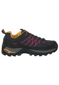 Chaussure de randonnée noire avec doublure intérieure jaune, lacets roses et semelle robuste conçue pour les terrains extérieurs et les sentiers.