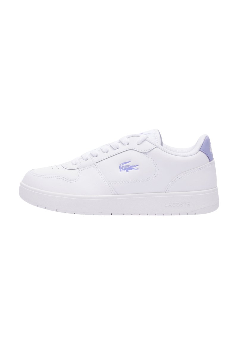 Białe sneakersy Lacoste z gładkiej skórzanej cholewki, zaokrąglonym noskiem, fioletowymi akcentami i grubą, białą gumową podeszwą. Posiadają haftowane logo.