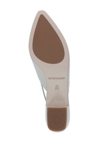 Semelle d'une chaussure blanche à bout pointu pour femme avec des patches en caoutchouc marron, marque "Peter Kaiser," taille 4½/37½ visible sur la semelle.