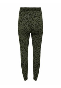 Groene leggings met een zwart lederen panterprintpatroon, met een zachte textuur en een elastische tailleband, die naar de enkels toe smaller wordt.
